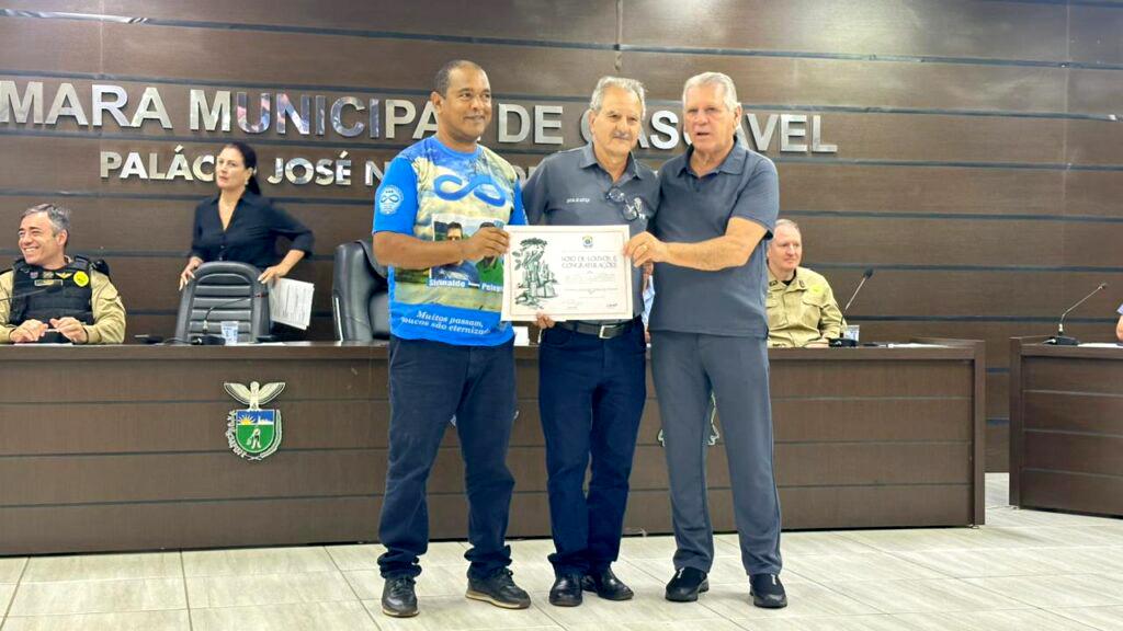 Deputado Dilceu Sperafico participou da entrega das homenagens aos policiais de Cascavel
