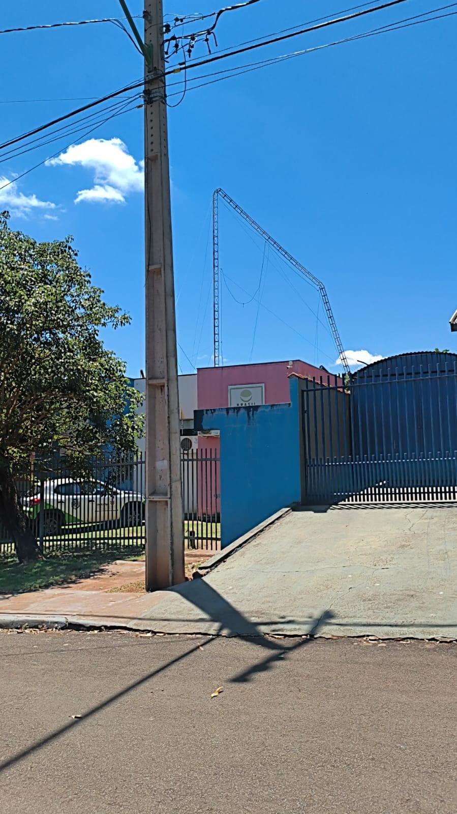 Torre que caiu no final de 2024, ainda não foi removida do local