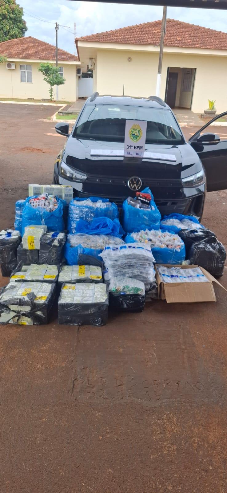 Veículo e mercadorias foram apreendidos
