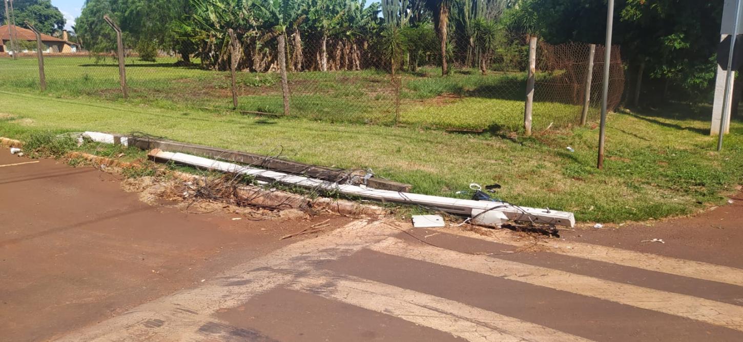 Postes estão no chão há mais de duas semanas