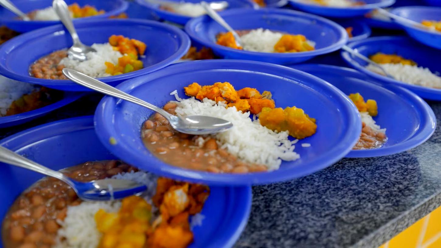 Crianças estão reclamam de fome ao chegarem em casa