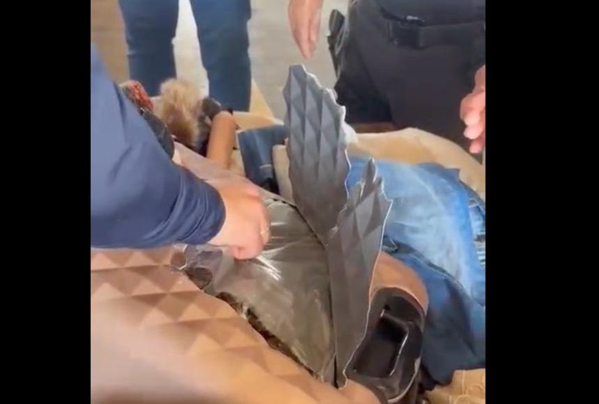 Servidores da RF encontraram a droga em fundo falso de mala de mão (Foto: Reprodução/Vídeo RF)