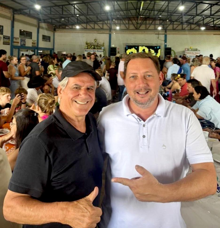 Luiz Ernesto e Rodrigo Schanoski durante a Festa do Rei e da Rainha de Novo Blumenau em Maripá