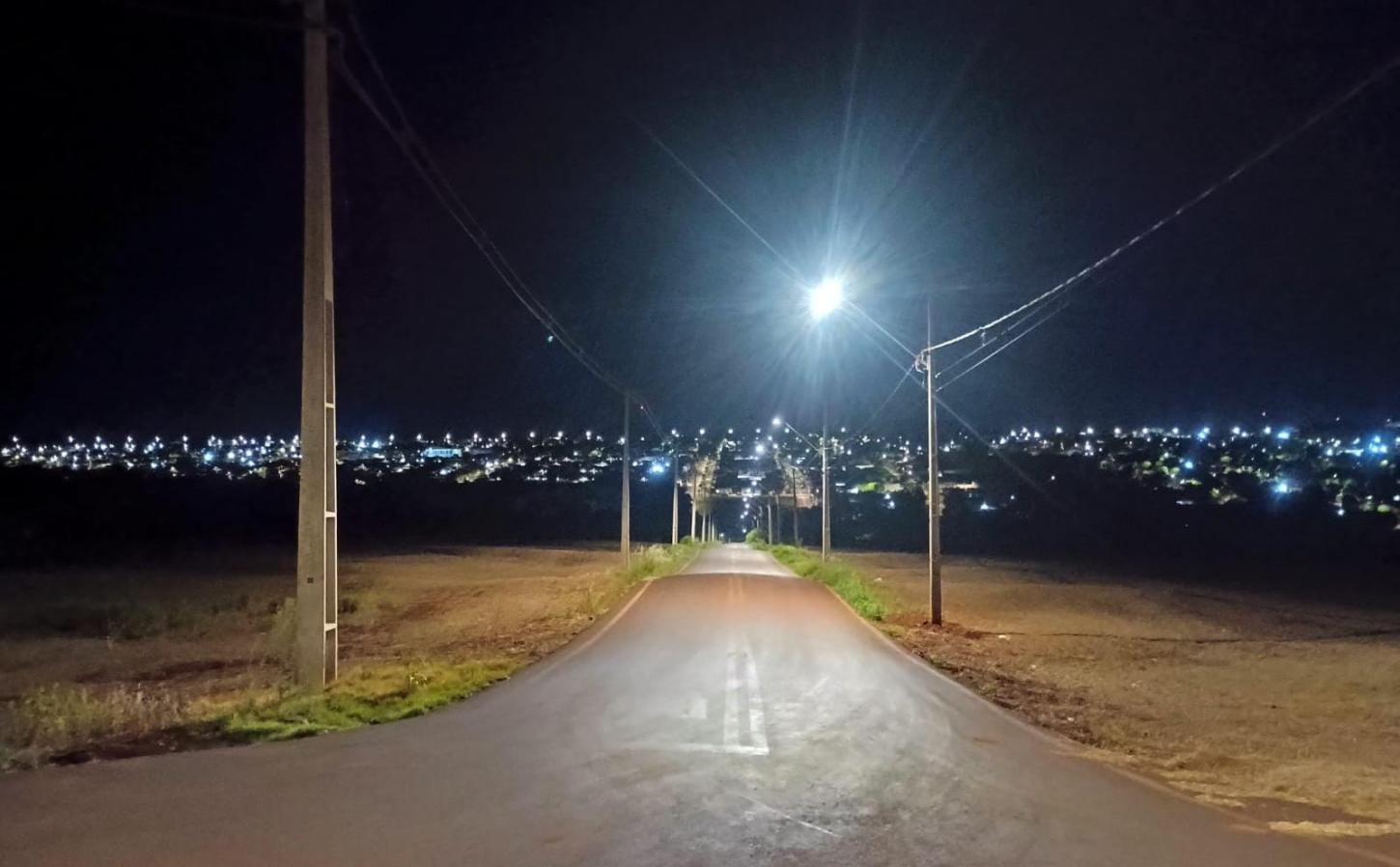 Iluminação atende o pedido de empresários e trabalhadores