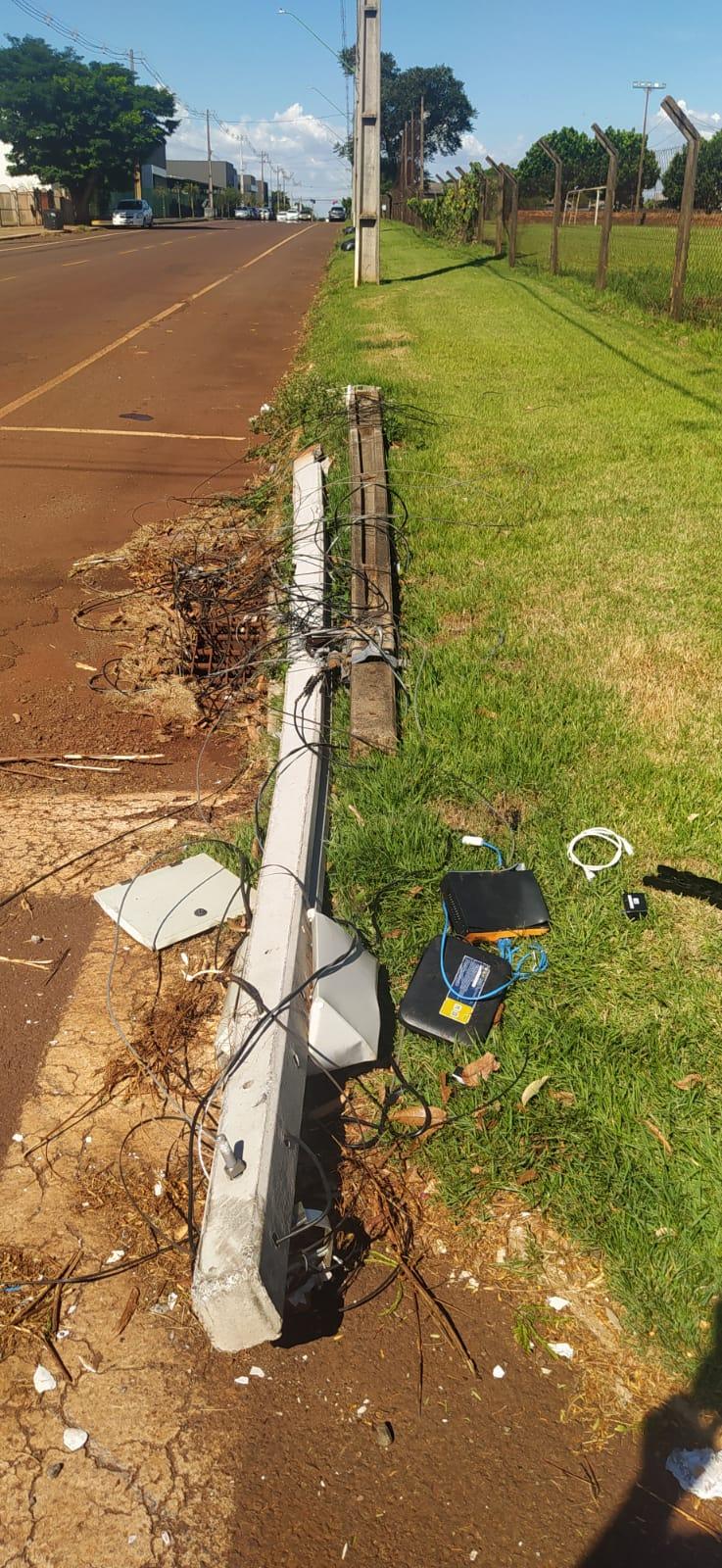 Postes derrubados seguem sem reparo há duas semanas em Palotina