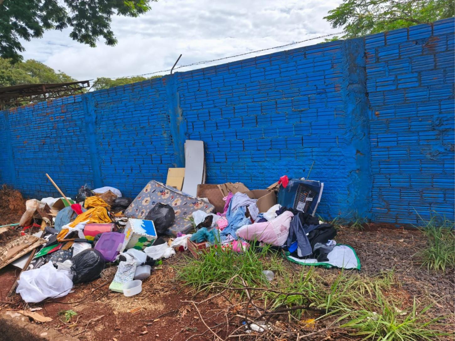 Prefeitura de Palotina alerta sobre descarte irregular  de lixo na região da garagem municipal