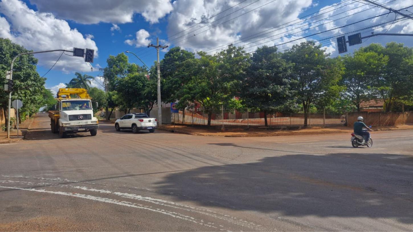 Semáforo continua inoperante após acidente em cruzamento movimentado