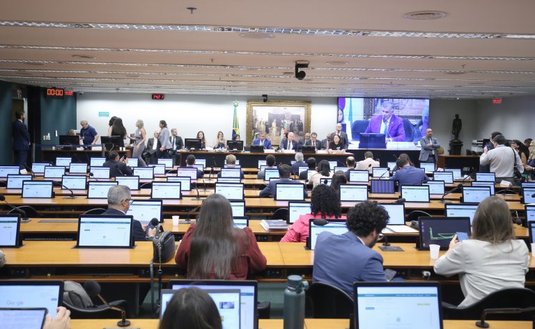 Deputados do governo e da oposição divergem sobre a redução da jornada de trabalho