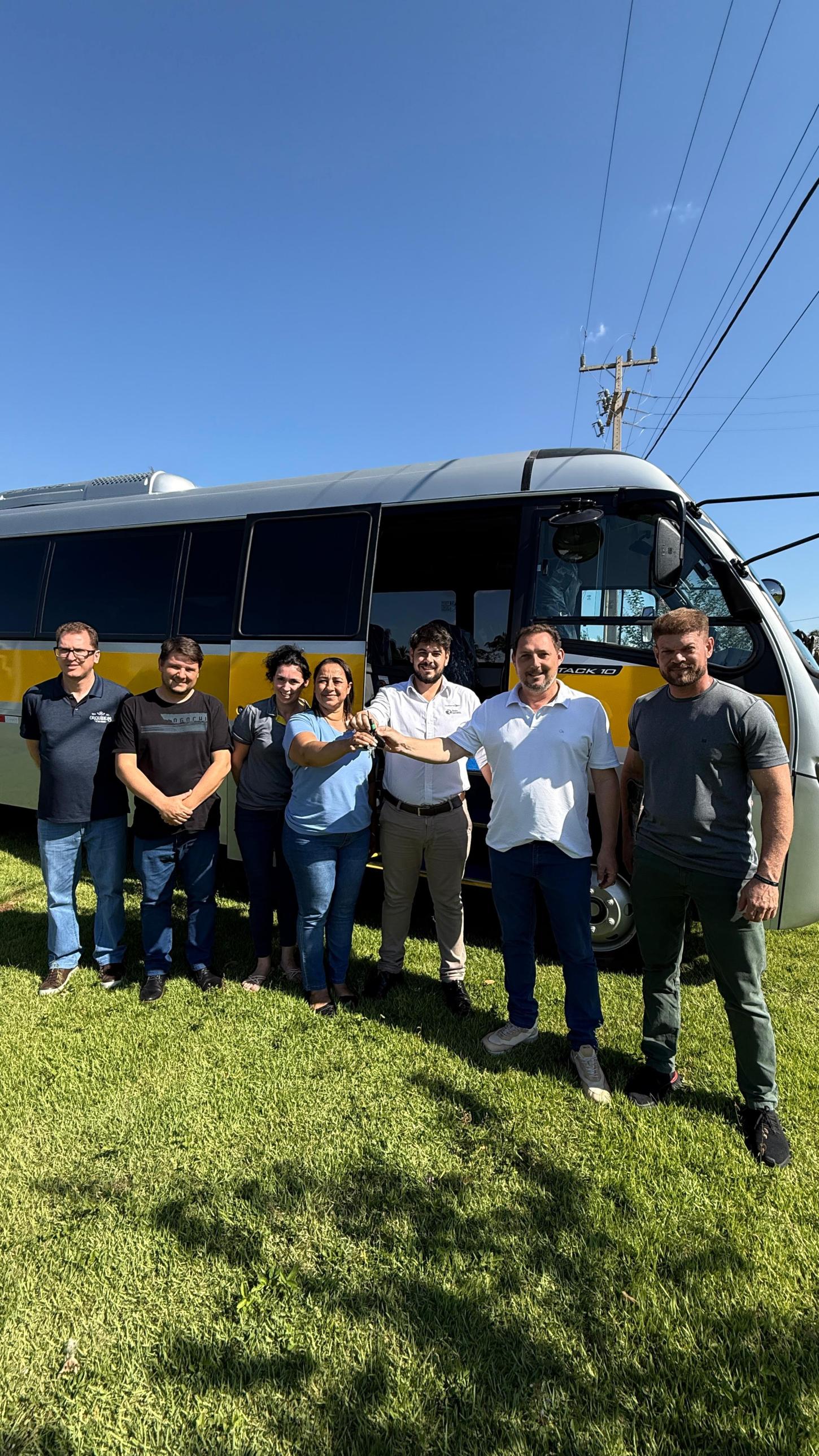 Maripá investe na Educação e entrega novo ônibus escolar para Pérola Independente