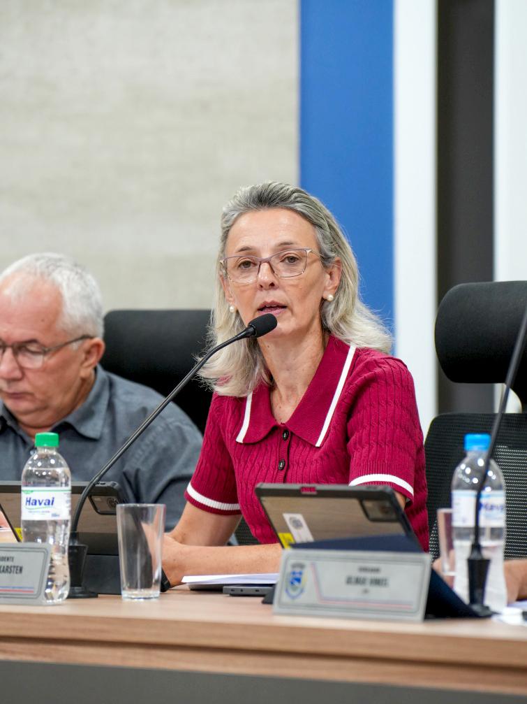 Vereadora Nissandra Karsten durante sessão na Câmara, onde apresentou indicação e requerimentos voltados à saúde, causa animal e fiscalização das ações do Executivo