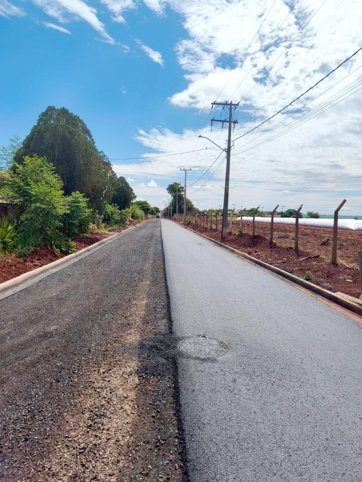 Obra de pavimentação asfáltica na Rua Euclides de Carvalho avança no Distrito de Santa Rita, com investimento de R$ 1,78