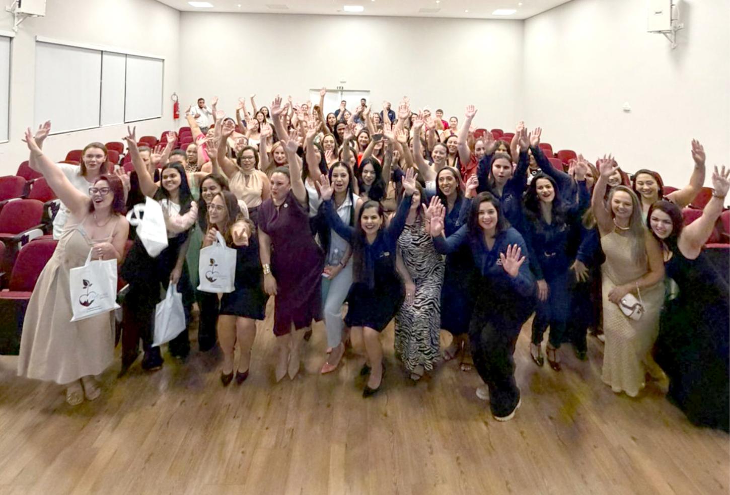Participantes do Workshop JCI Mulher reunidas na sede da OAB Palotina, em um momento de integração e troca de experiências que marcou a programação alusiva ao Mês da Mulher