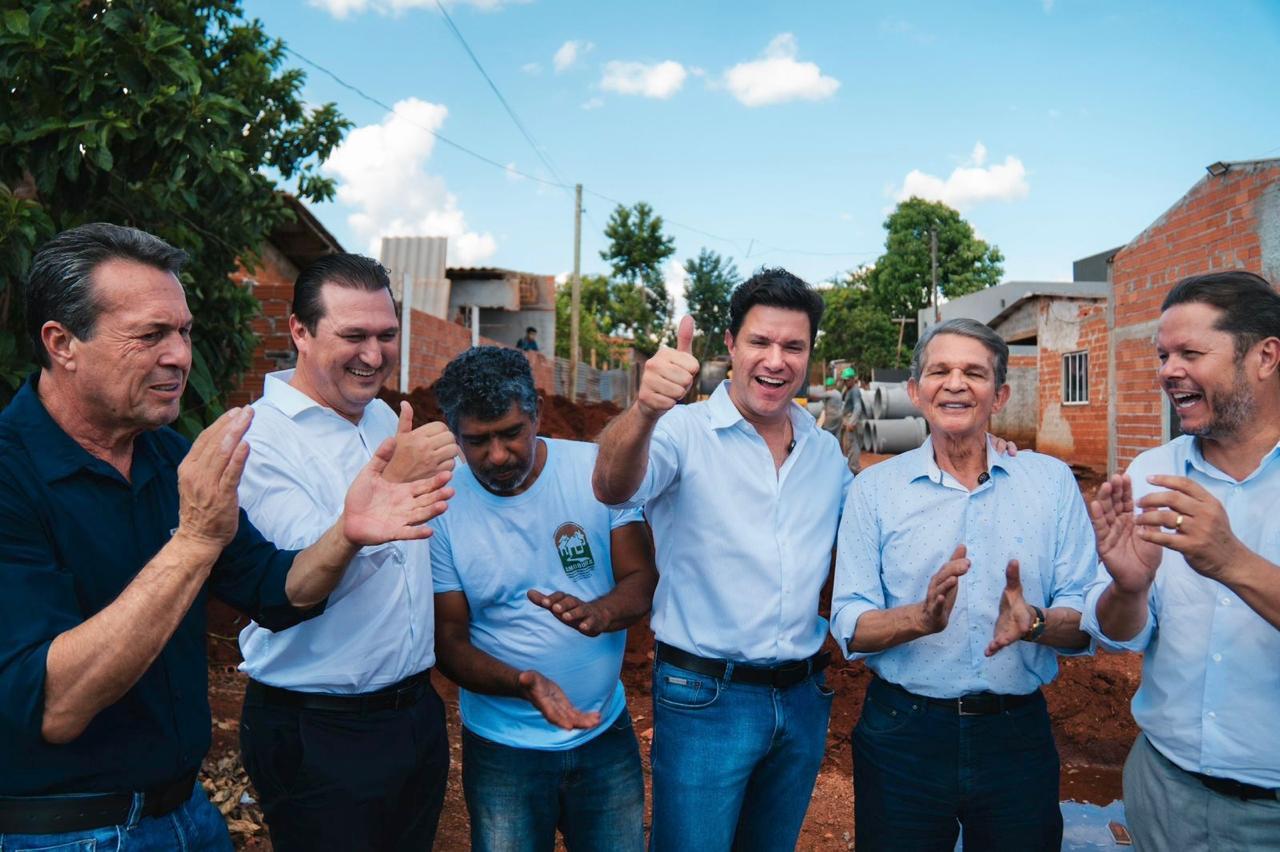 O secretário das Cidades, Guto Silva, e o prefeito Joaquim Silva e Luna vistoriaram as obras de urbanização da comunidade Bubas, em Foz do Iguaçu