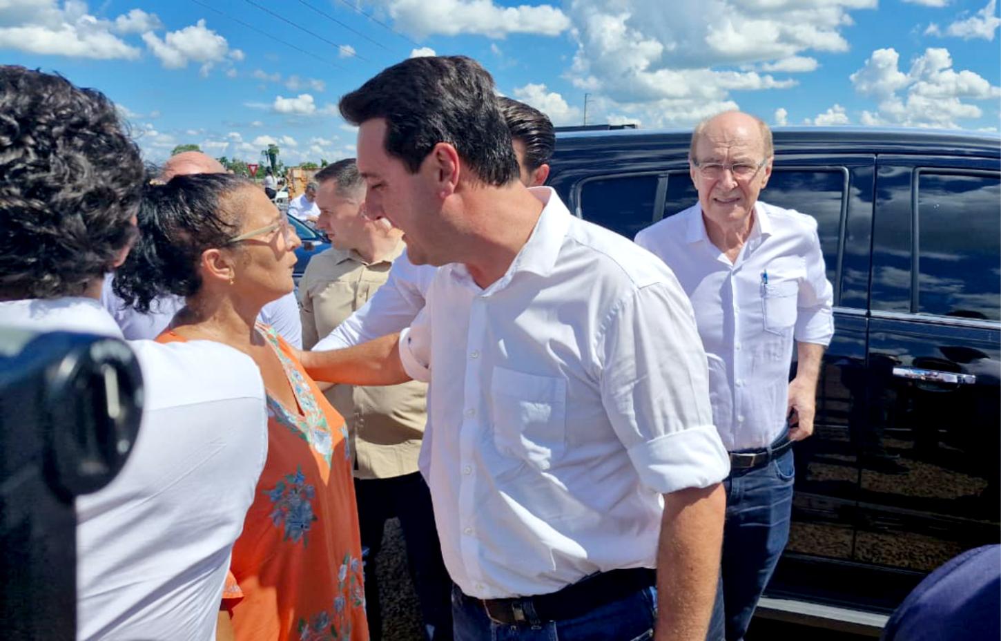 Moradora da “rota de caminhões”, agradece ao governador pela obra – Foto: Marcelo Silva