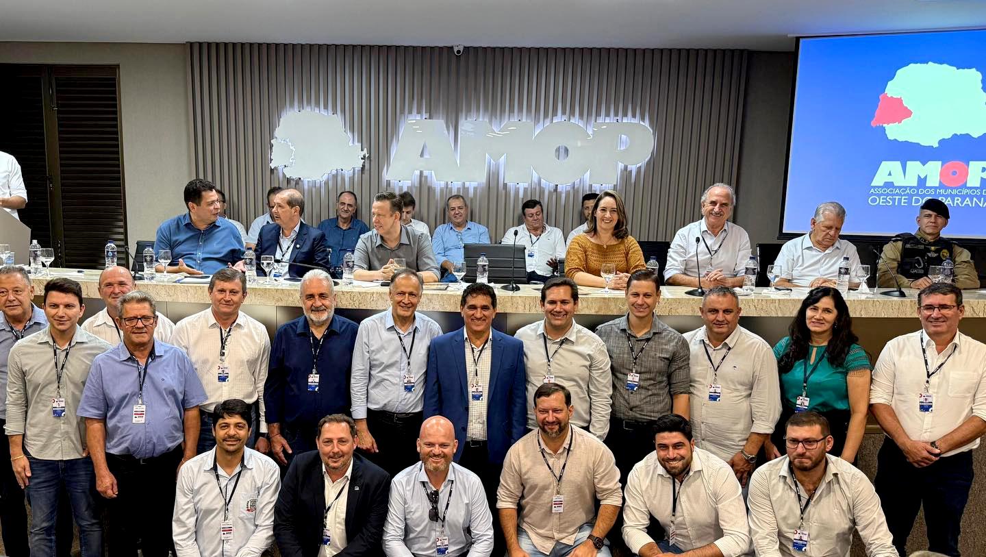 Prefeitos e prefeitas do Oeste do Paraná reunidos durante assembleia da AMOP, que definiu a nova diretoria da entidade e reforçou a união regional em prol do desenvolvimento dos municípios