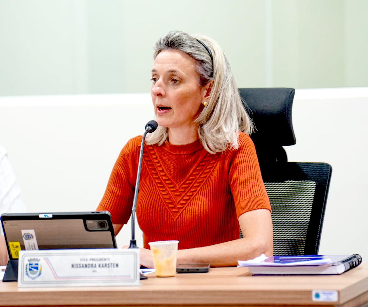 Nissandra Karsten apresentou propostas voltadas à melhoria da saúde pública e à fiscalização dos gastos municipais durante sessão da Câmara de Palotina