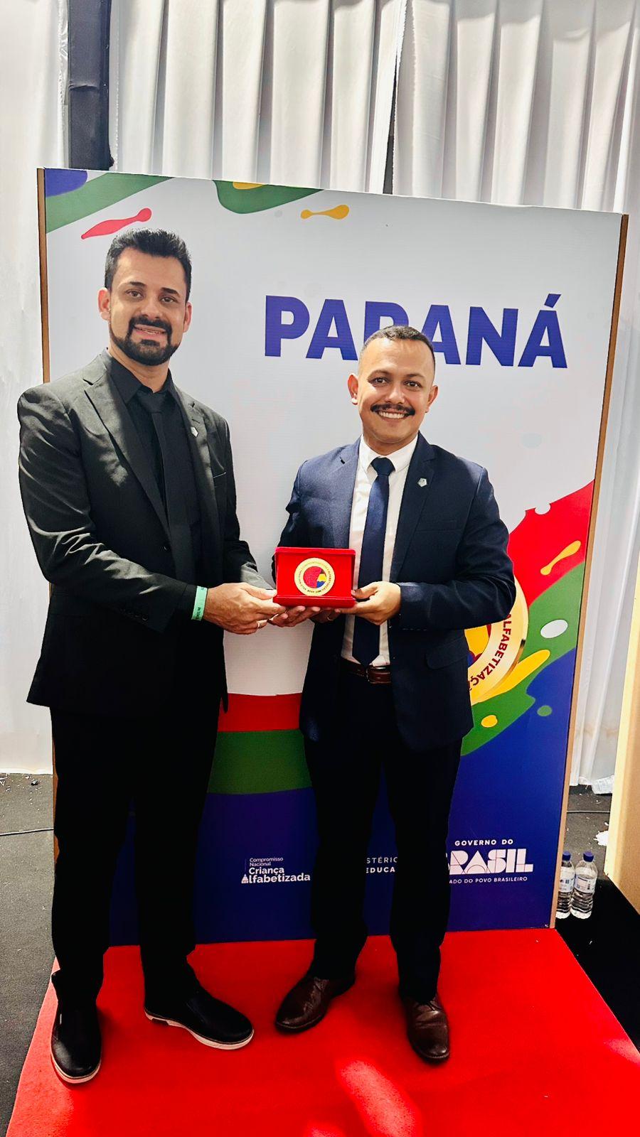 Secretário de Educação de Terra Roxa, Everton Barroso, e o coordenador Cristiano Aparecido da Silva durante a cerimônia do Selo Nacional Compromisso com a Alfabetização, em Brasília, onde o município conquistou o Selo Ouro