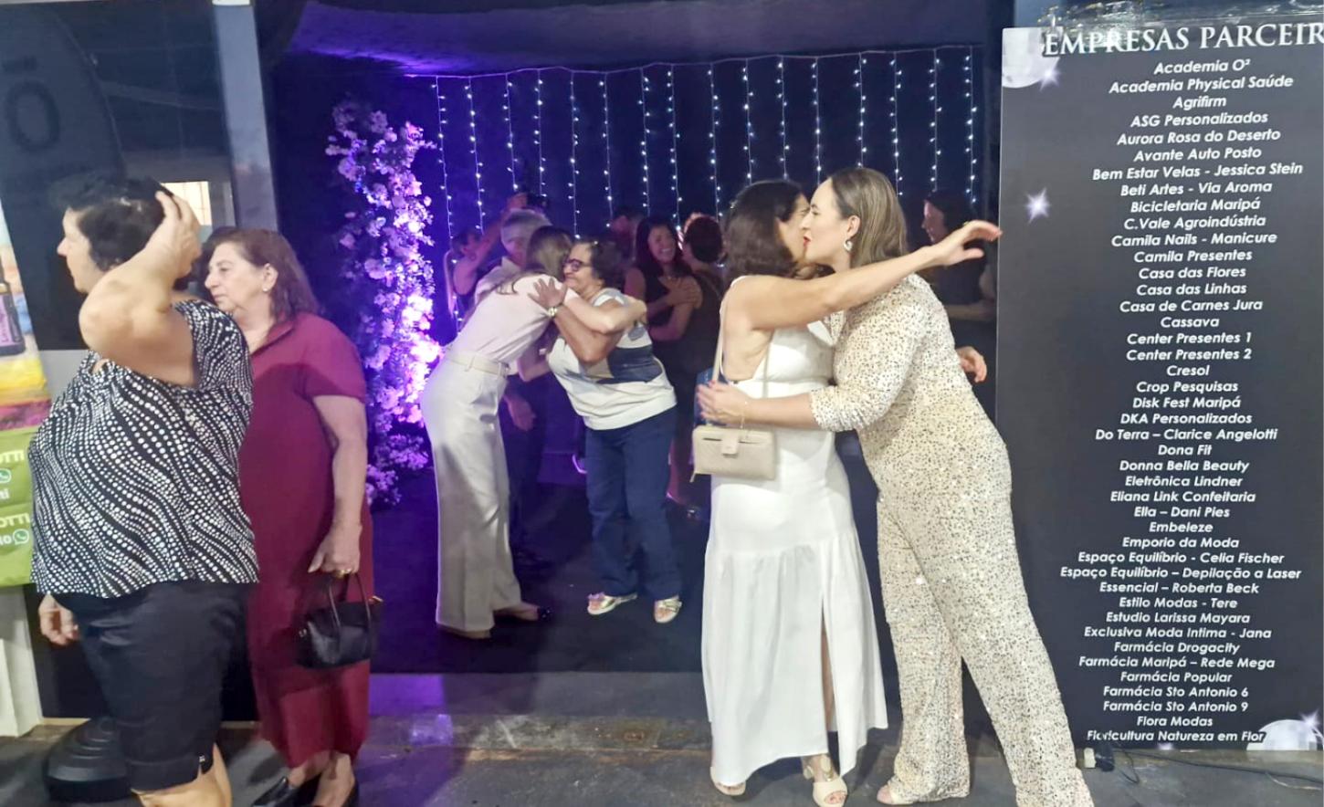 Primeira-dama de Maripá, Angela Schanoski recepciona as participantes na entrada do evento, marcando o início de uma noite especial dedicada à valorização das mulheres