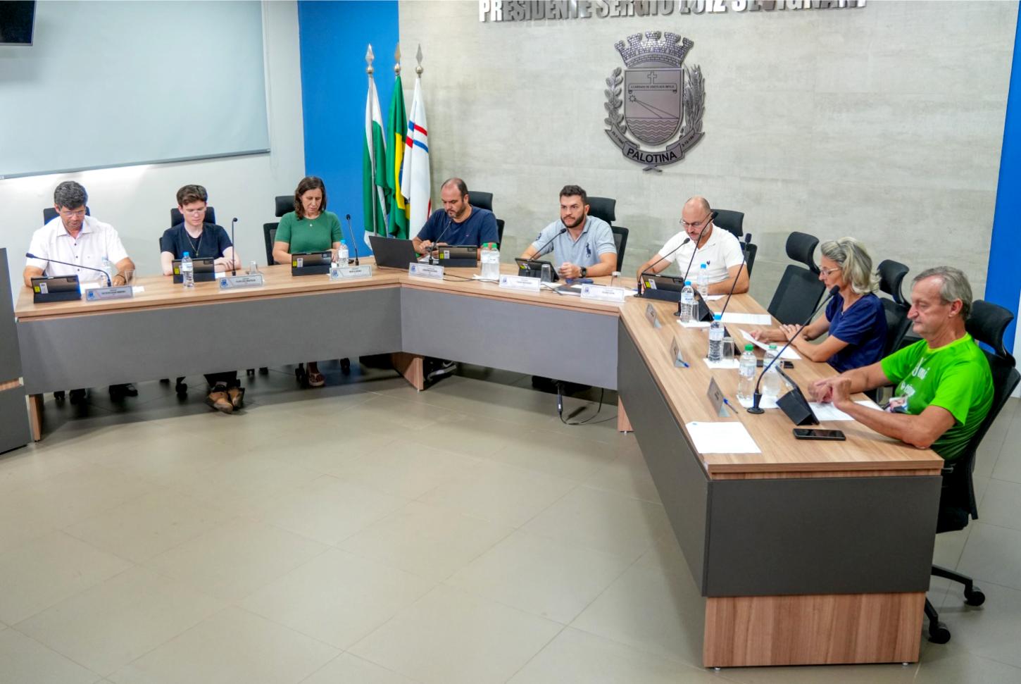 Vereadores de Palotina durante sessão extraordinária que analisou projeto para doação de terreno destinado à construção de um novo colégio estadual no município