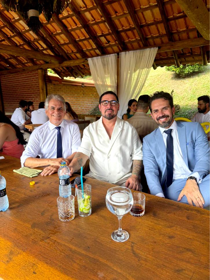 Da esquerda para a direita, Luiz Ernesto de Giacometti, Elisandro Pires Frigo e Marcos Flávio Frazão durante encontro em Curitiba que debateu tecnologia, indústria e cenário político