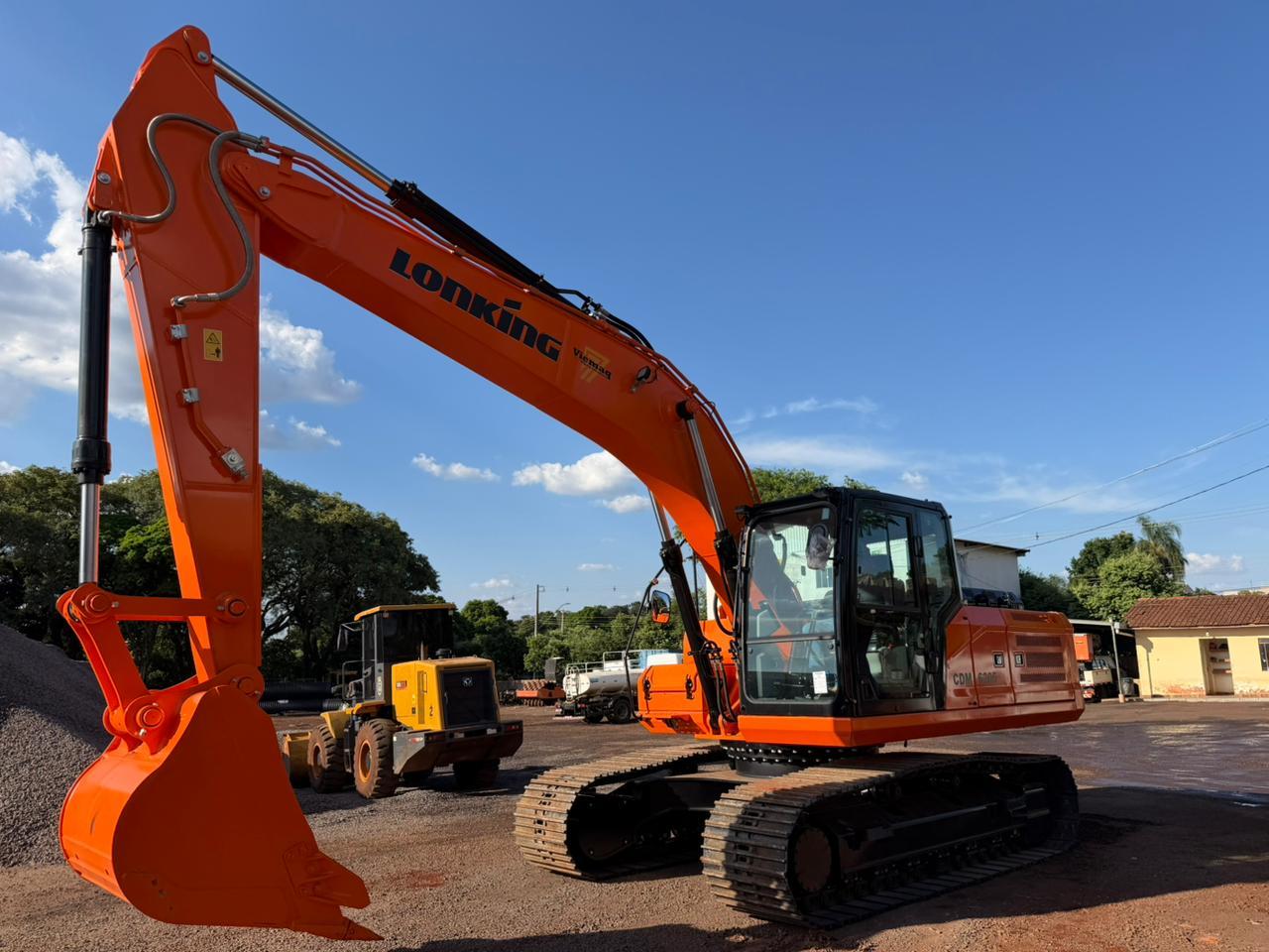 Nova escavadeira hidráulica foi adquirida através do convênio 054367/2023