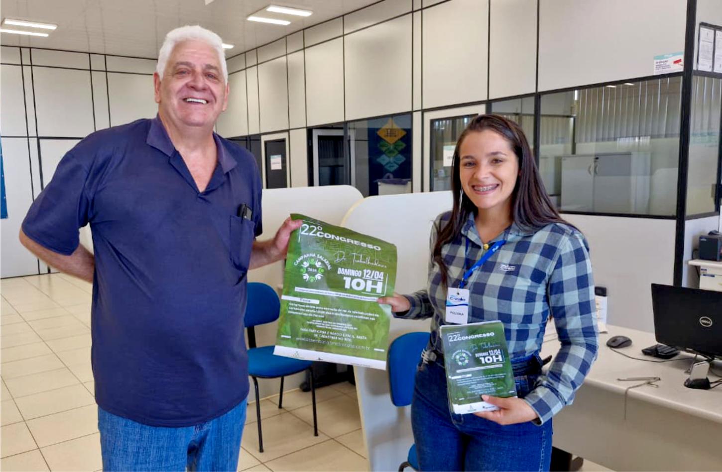 Dr. Ivânio Baldicera e a colaboradora Poliana, da unidade Terra Roxa 1 da C.Vale, durante mobilização do Sintrascoopa para convidar trabalhadores ao 22º Congresso da categoria