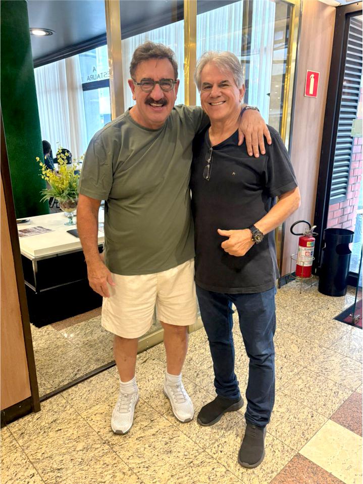 Encontro em Curitiba reúne o ex-prefeito Luiz Ernesto de Giacometti e o apresentador Carlos Roberto Massa, em momento de conversa e troca de experiências