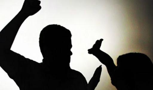 Mulher fica ferida na mão após tentativa de agressão com faca