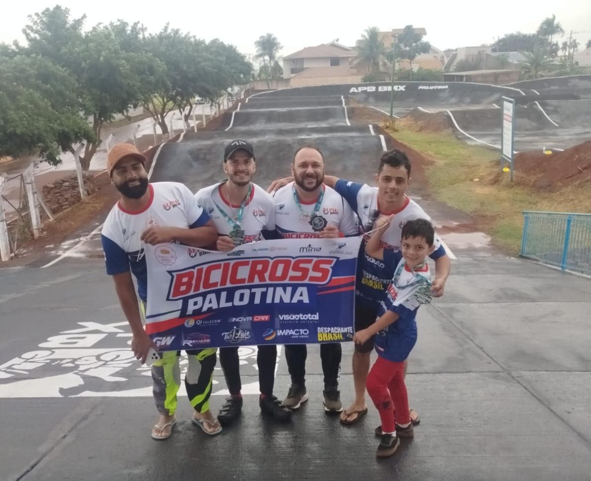Equipe de Palotina comemora resultados expressivos na competição, reforçando o crescimento do bicicross no município