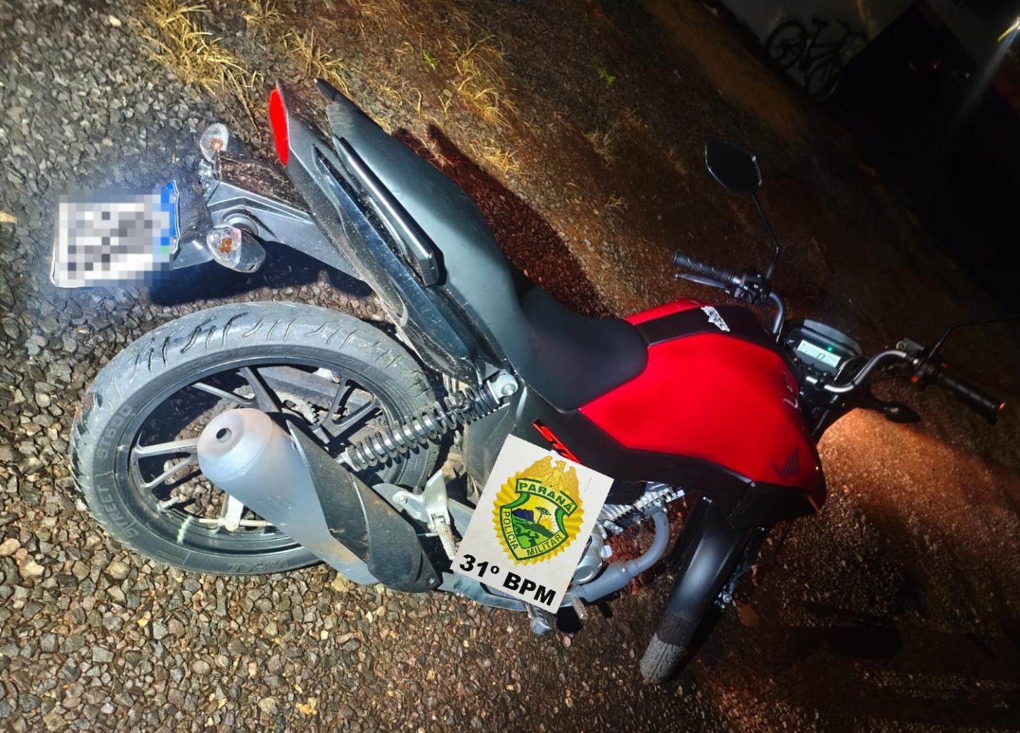 Motocicleta apreendida no bairro Santa Terezinha. Condutor flagrado sem habilitação durante patrulhamento da PM