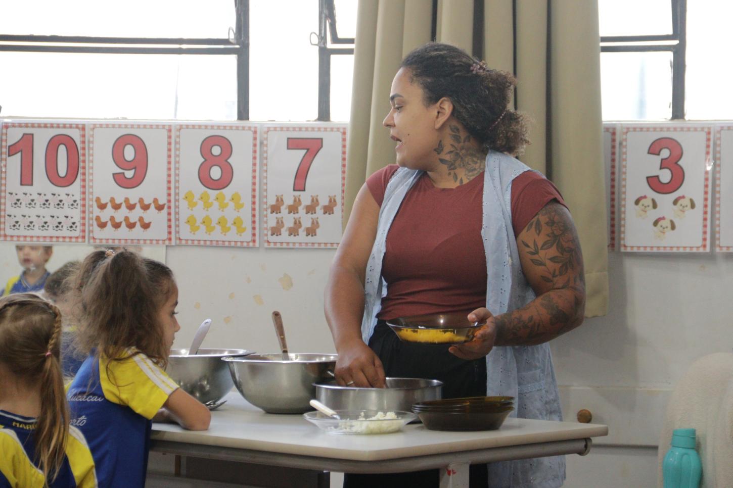 Alunos da rede municipal participam do preparo do prato típico de Maripá durante atividade que une aprendizado, cultura e valorização das tradições locais