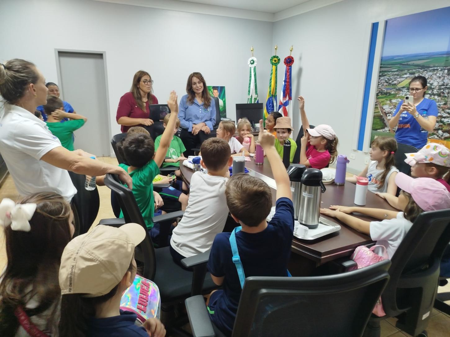 Aprendizado na prática: alunos do Colégio Terra do Saber conheceram de perto o funcionamento da Prefeitura de Palotina, sendo recebidos pela vice-prefeita Judith Sendtko