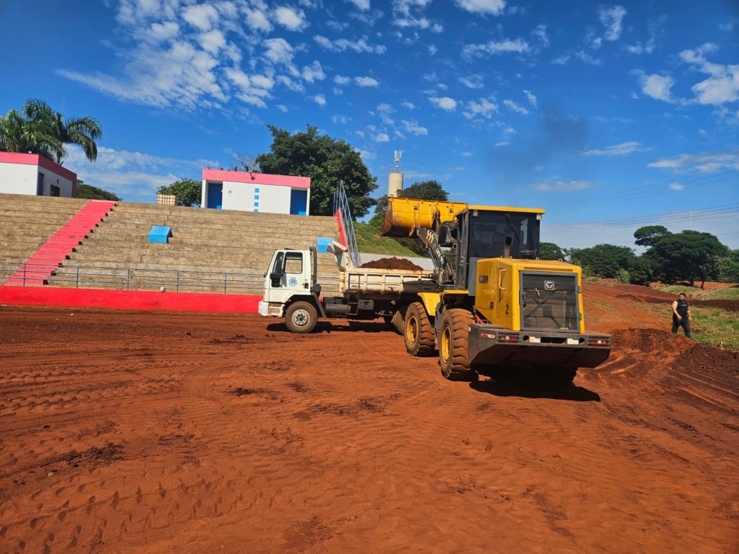 Máquinas trabalham na preparação da Arena de Eventos do Parque de Exposições João Leopoldo Jacomel, que receberá o rodeio durante a Expo Palotina 2026