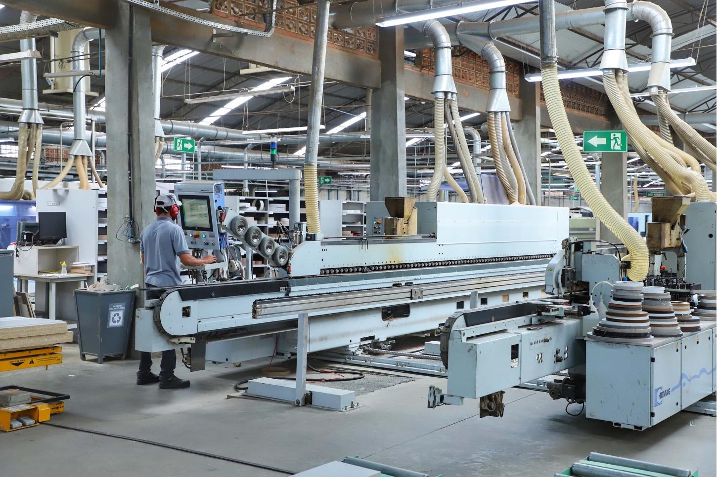 Indústria paranaense ganha eficiência com inovação, tecnologia e práticas sustentáveis, consolidando o Estado como um dos principais polos produtivos do país Foto: Roberto Dziura Jr/AEN