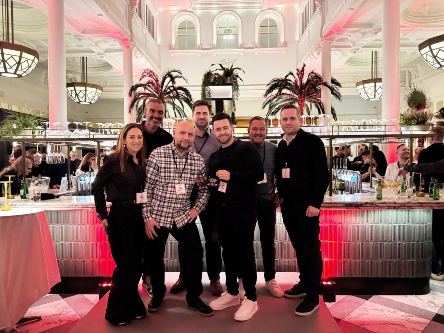 Da esquerda para a direita: Nicola Jutsum (Líder de Aves na KFC), Darren Rowlett (Diretor Comercial da Westbridge), Kris Musinski (Diretor Europeu da Westbridge), Tim, James Green (Gerente Nacional de Contas da Westbridge), Les Ainscough (Diretor da Newbu