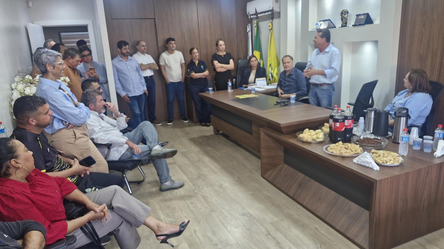 Prefeito Ivan Reis e a vice Silvana Macarini recebem o deputado Márcio Nunes em encontro que reuniu lideranças e reforçou parcerias para novos investimentos em Terra Roxa