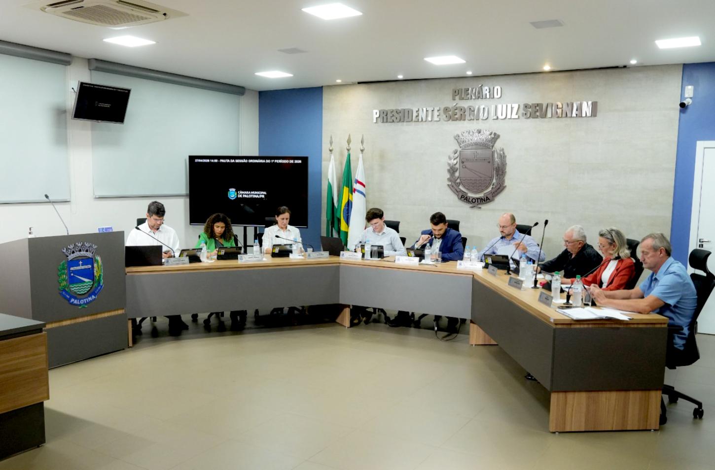 Vereadores de Palotina durante sessão no plenário; trabalho legislativo inclui análise de projetos nas comissões e atuação constante junto à comunidade