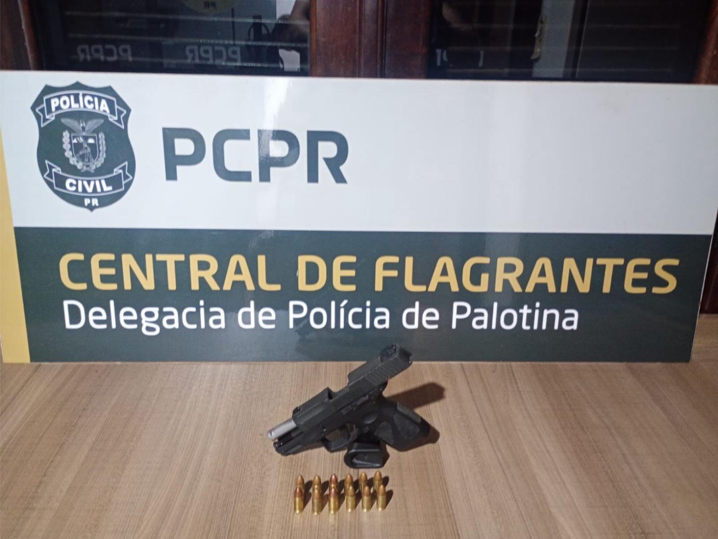 Pistola calibre 9mm e munições apreendidas pela Polícia Civil durante atendimento de ocorrência em Palotina