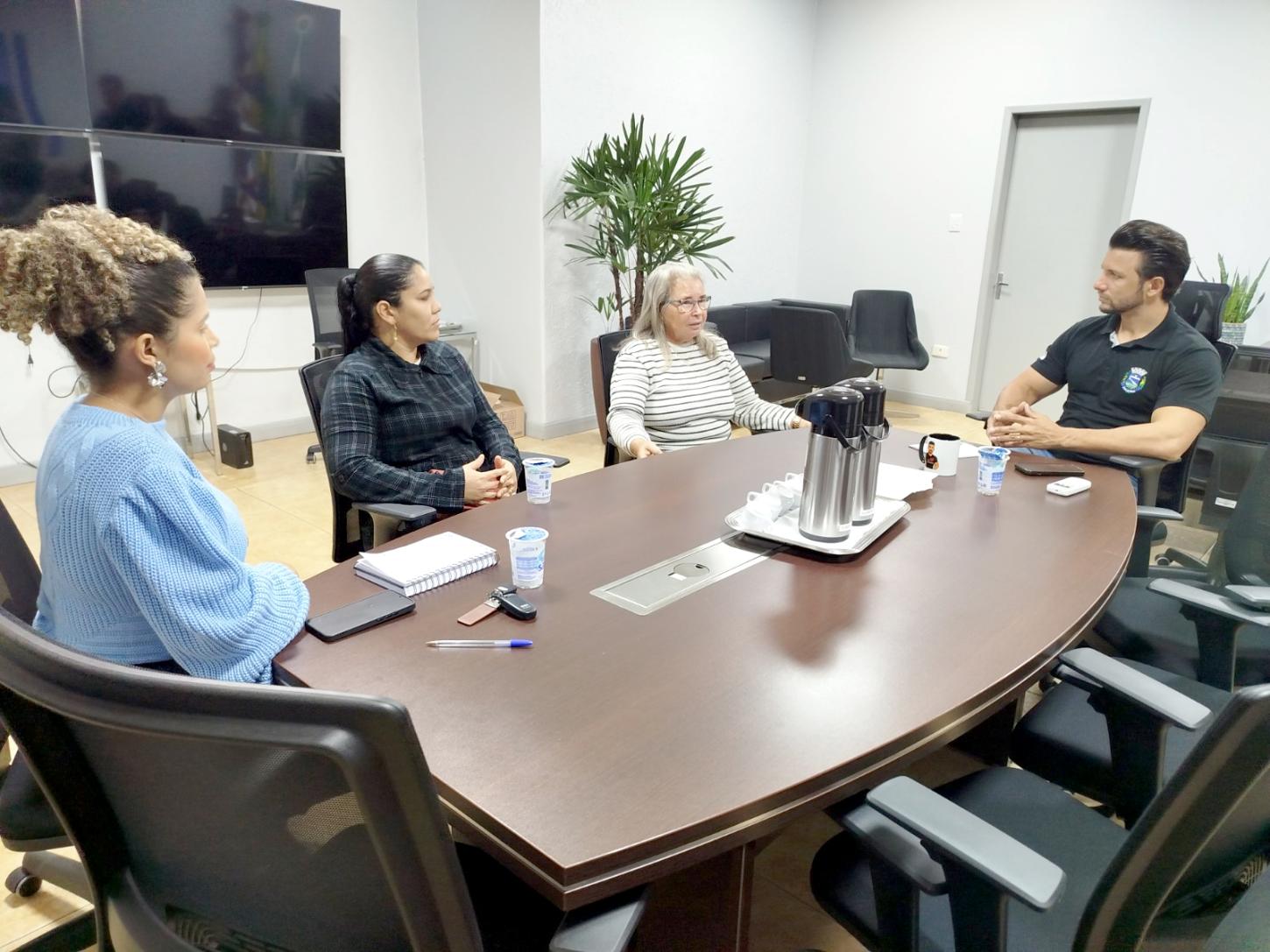 Prefeito Rodrigo Ribeiro recebe lideranças femininas do distrito de Floresta em reunião no gabinete para ouvir demandas e discutir melhorias para a comunidade