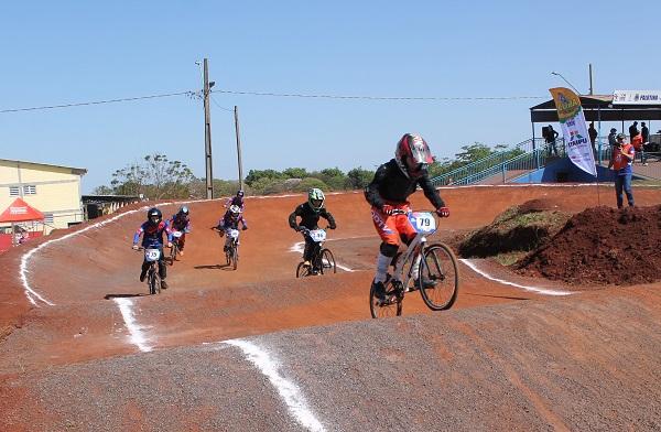 Pilotos de diversas cidades do Paraná participam da 1ª etapa do Campeonato Paranaense de Bicicross, realizada neste domingo (12), em Palotina