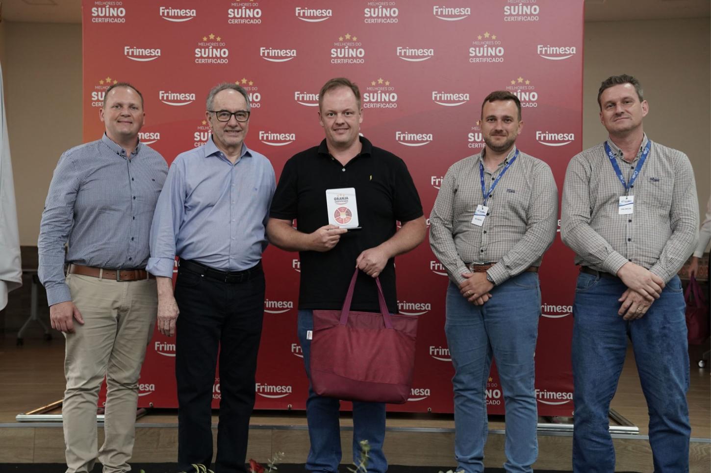 Roehsig recebeu de Elias Zydek certificado concedido pela Frimesa