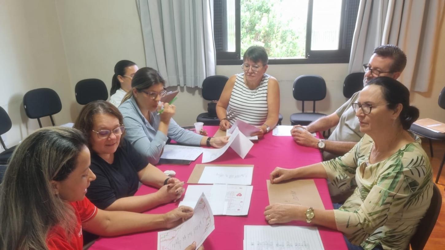 Equipe da Secretaria de Educação e Cultura analisam com atenção e sensibilidade os trabalhos do concurso “A Melhor Mãe do Mundo”