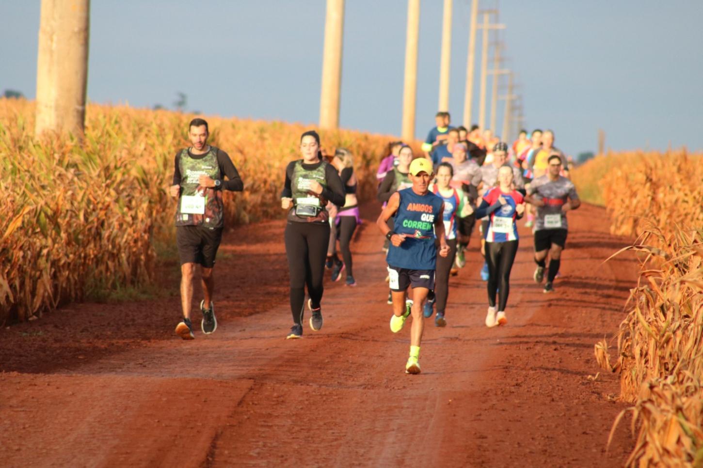 Atletas encaram trilhas e estradas rurais durante a Agrotrilha do Quati em Palotina, prova que combina desafio físico e contato com a natureza