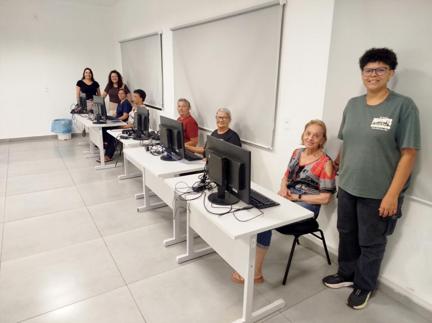 Integrantes dos Clubes do Vovô de Palotina, aprendendo de forma prática a utilizar computadores e celulares, promovendo autonomia e inclusão digital na terceira idade