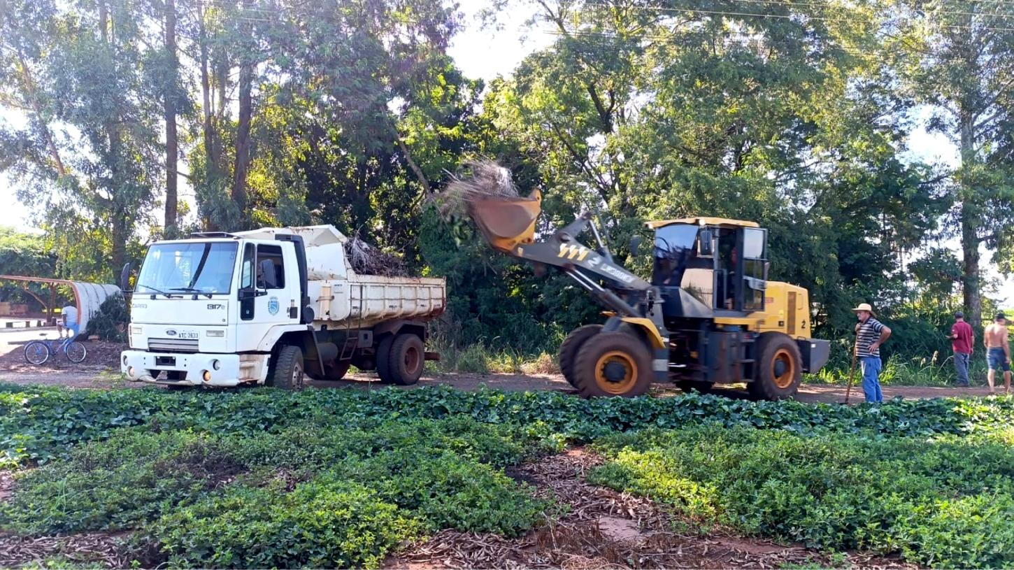 Caminhão e patrola atuam na retirada de galhos durante força-tarefa de limpeza em Vila Floresta