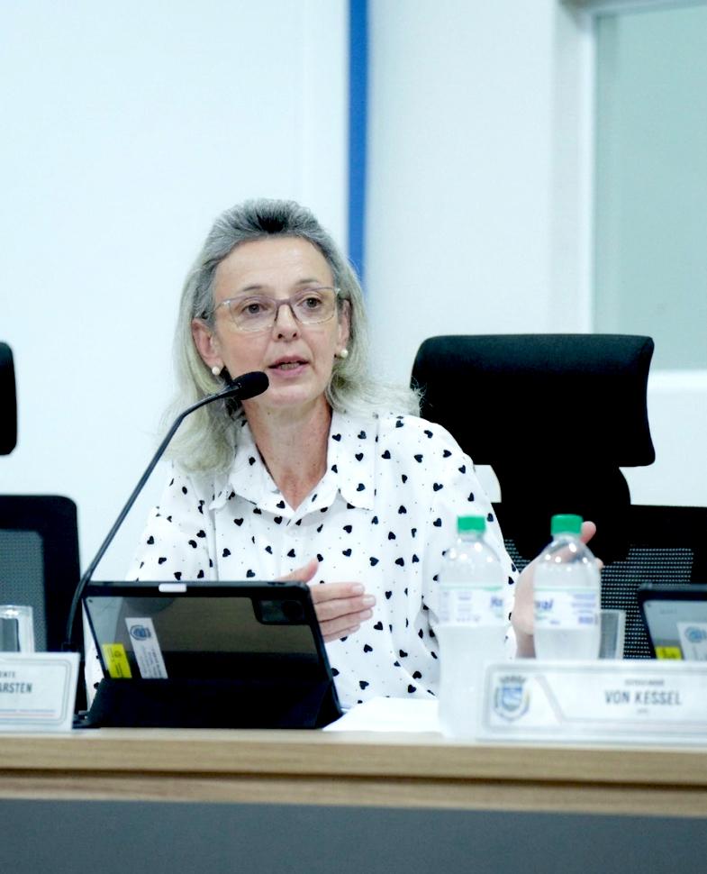 Vereadora Nissandra Karsten durante sessão na Câmara de Palotina, onde teve três projetos aprovados, com foco em saúde, bem-estar e qualidade de vida da população