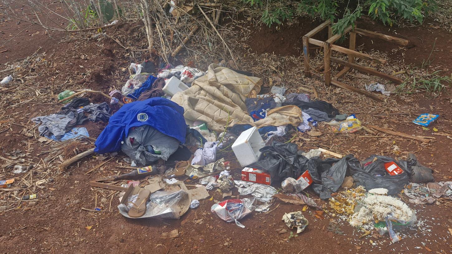 Descaso que chama atenção: agasalho do uniforme escolar, que poderia ser reutilizado por outro aluno, foi encontrado descartado no lixo