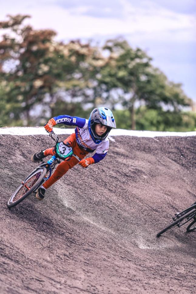 Pilotos disputam cada curva com velocidade e técnica durante a 1ª etapa do Campeonato Paranaense de Bicicross, realizada em Palotina