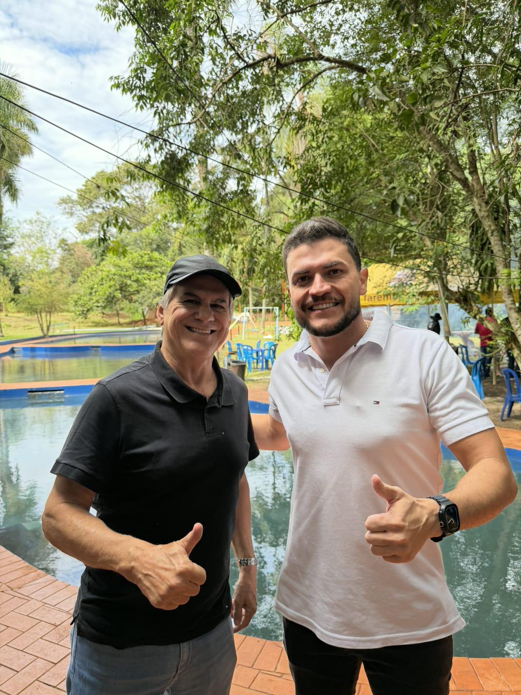 Luiz Ernesto com o presidente da Câmara de Palotina, Thiago Mostachio durante evento em Maripá