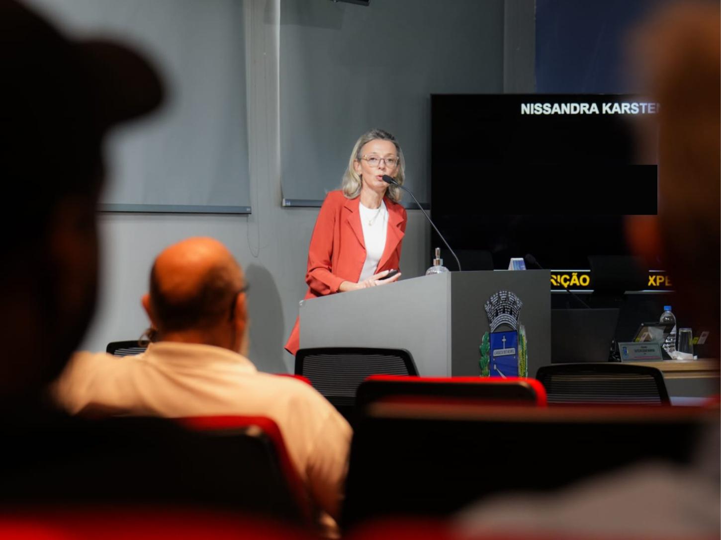 Vereadora Nissandra Karsten durante pronunciamento na Câmara, onde destacou preocupações com saúde pública e atendimento à população de Palotina